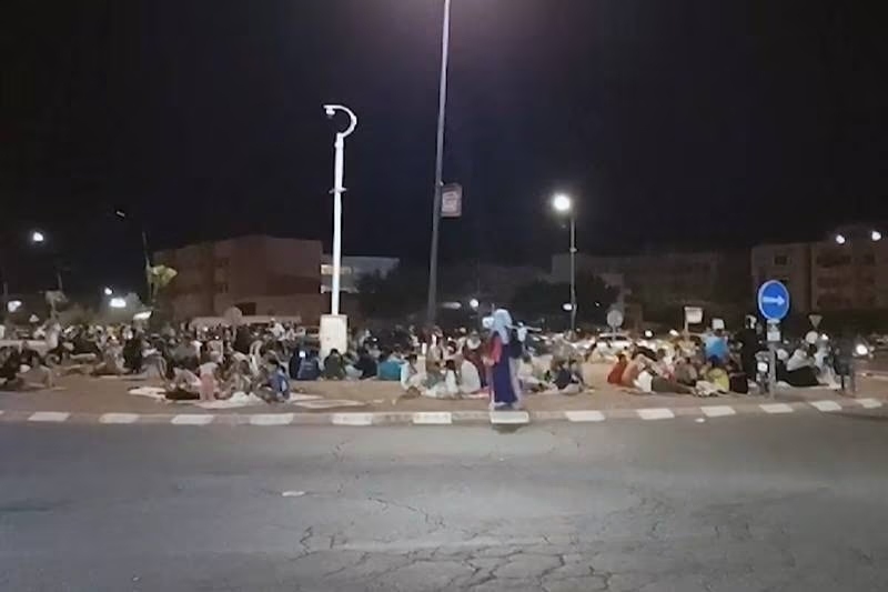 Người dân trú ngụ tại một khu vực bên ngoài ở Marrakesh để tránh các tòa nhà bị sập. Ảnh: AFP