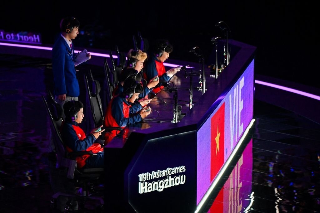 Các VĐV Việt Nam thi đấu môn E-Sport. (Ảnh: Getty). 