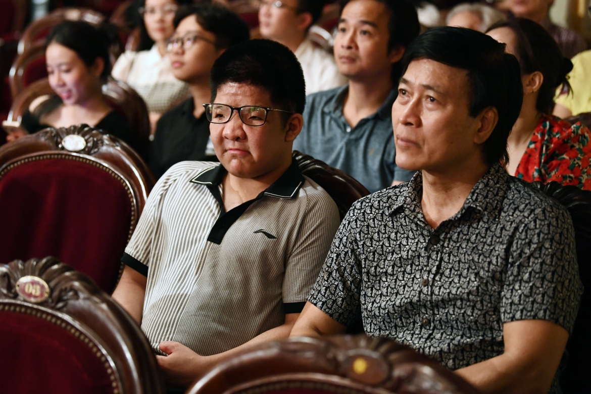 Nghệ sĩ Quốc Tuấn và bé Bôm dự Hòa nhạc Điều còn mãi.