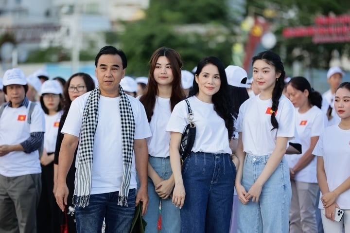Sau lễ chào cờ, mọi người cùng tham gia hành trình đạp xe vì môi trường. Hai ái nữ nhà MC Quyền Linh gây chú ý nhờ nhan sắc ngọt ngào khi cùng bố mẹ tham gia sự kiện.
