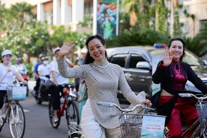 NSƯT Chiều Xuân diện áo dài thướt tha khi tham gia đạp xe. Ngoài đam mê nghệ thuật, ở đời thường, nữ nghệ sĩ cũng rất yêu thích thể thao.