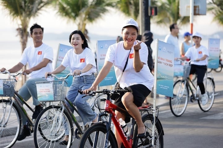 Diễn viên Kiều Trinh, Cát Phượng hào hứng vì lần đầu đạp xe cùng mọi người. Bên cạnh ý nghĩa giải thưởng, Cánh Diều Vàng còn là dịp để các thế hệ nghệ sĩ gặp gỡ, trao đổi kinh nghiệm về nghề.