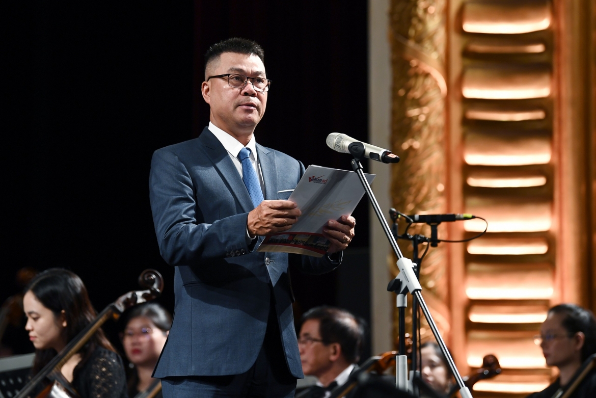 Sau lễ chào cờ, TBT Báo VietNamNet Nguyễn Văn Bá phát biểu khai mạc chương trình. Theo ông Nguyễn Văn Bá, Hoà nhạc Điều còn mãi ra đời với một sứ mệnh: Làm sống lại hồi ức lịch sử chói lọi của dân tộc, từ đó tạo cảm hứng, gây dựng niềm tin vào tương lai rực rỡ của đất nước. 