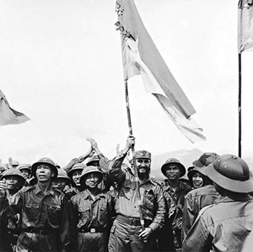 Chủ tịch Fidel Castro phất cao lá cờ bách chiến, bách thắng lấp lánh huân chương của Đoàn Khe Sanh, Quân Giải phóng Trị Thiên - Huế tại Cao điểm 241, ngày 16/9/1973 (Ảnh: TTXVN)