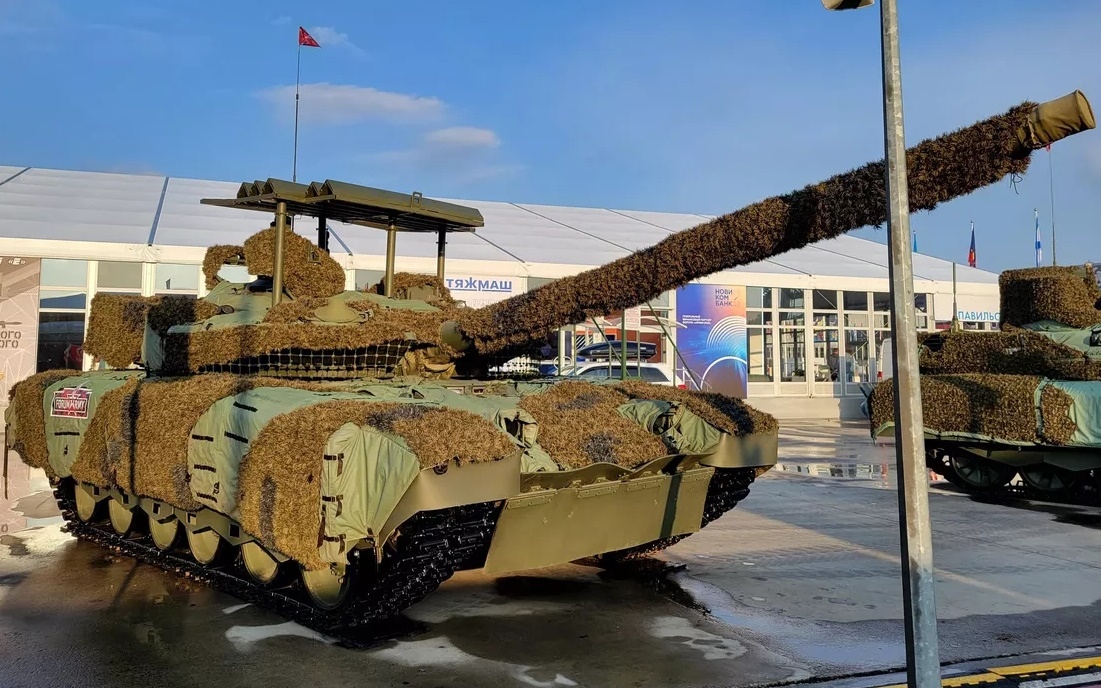 Giáp chống UAV gắn thêm trên xe tăng Nga được trưng bày ở Moscow. Ảnh: Twitter.