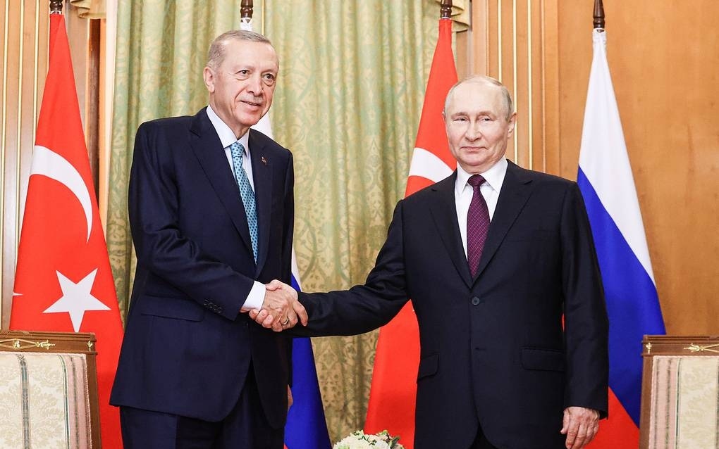 Các ông Erdogan (trái) và Putin trong một lần gặp gỡ trước đây. Ảnh: TASS.