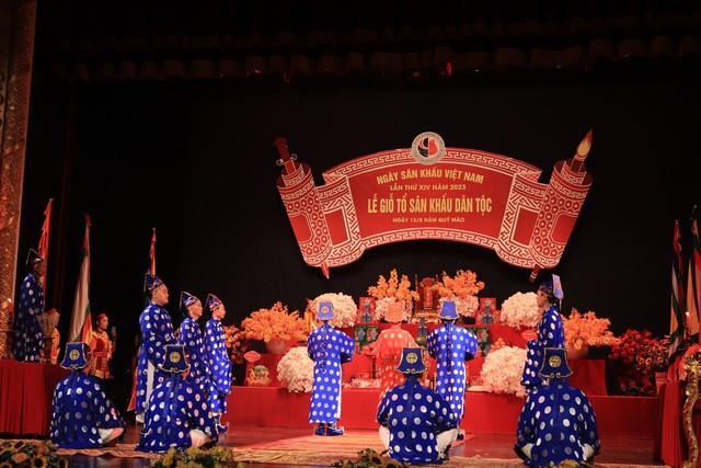 Nghi lễ tế tổ ngành sân khấu được thực hiện trang trọng tại Nhà hát Lớn Hà Nội sáng 25/9. Ảnh: Kim Chung