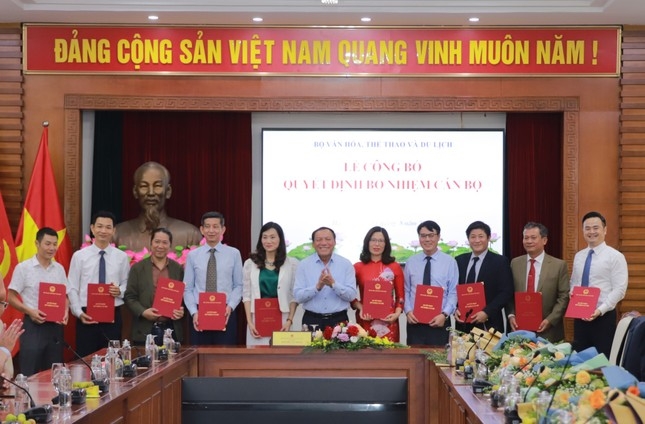 NSƯT Doãn Bằng (thứ ba từ trái qua) tại Lễ công bố quyết định bổ nhiệm cán bộ của Bộ VHTTDL