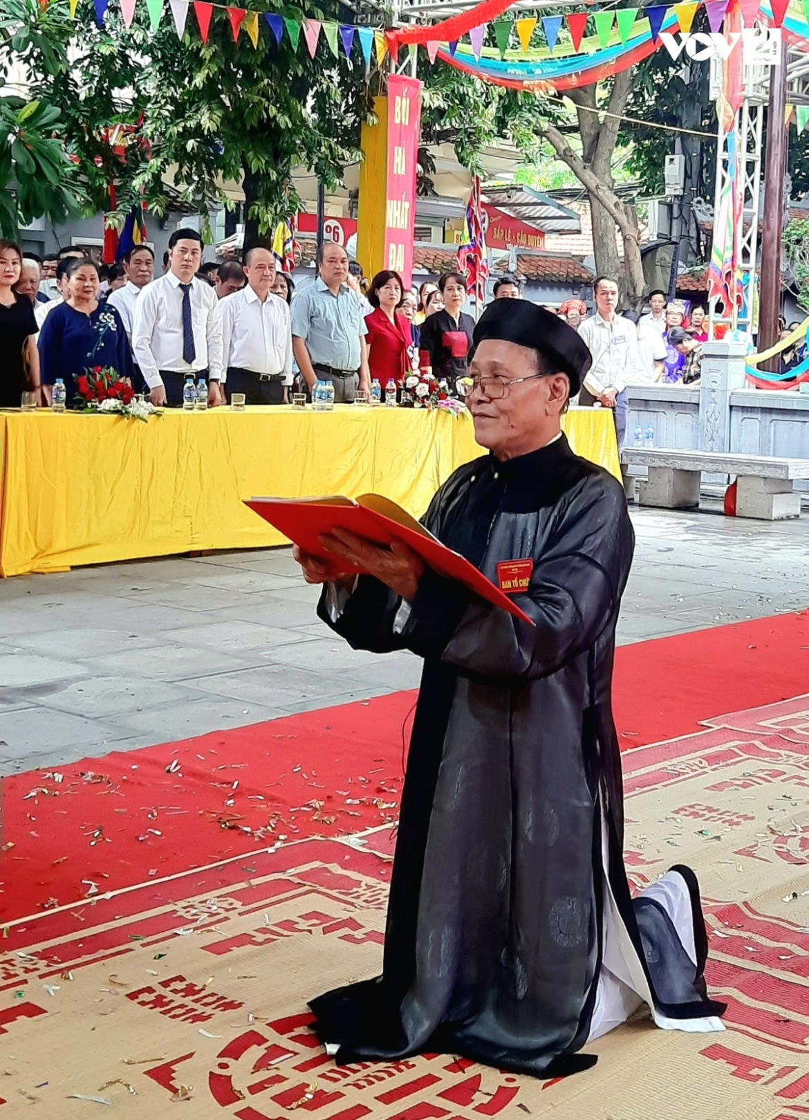 Ông Nguyễn Quang Tuấn đại diện Ban Quản lý di tích đình Hà nghiêm cẩn đọc Thần phả tại lễ hội đình Hà 2023