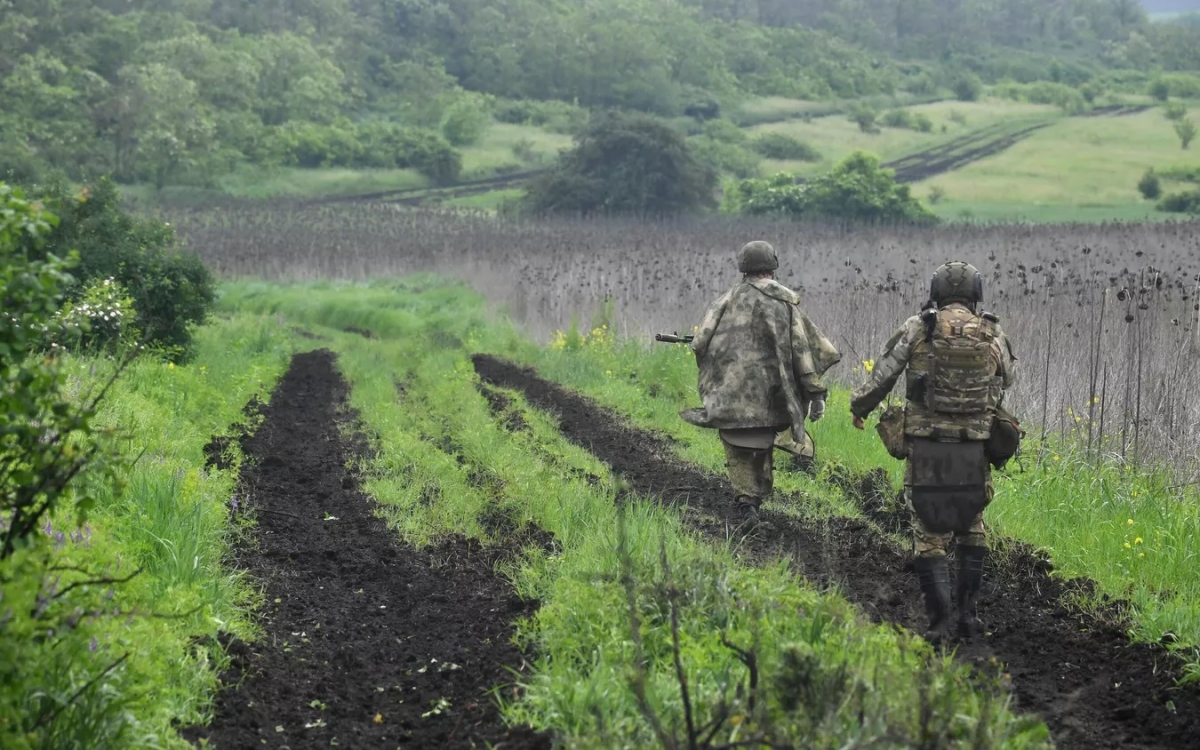 Lính Nga đi tuần trên chiến trường Ukraine. Ảnh: Sputnik.