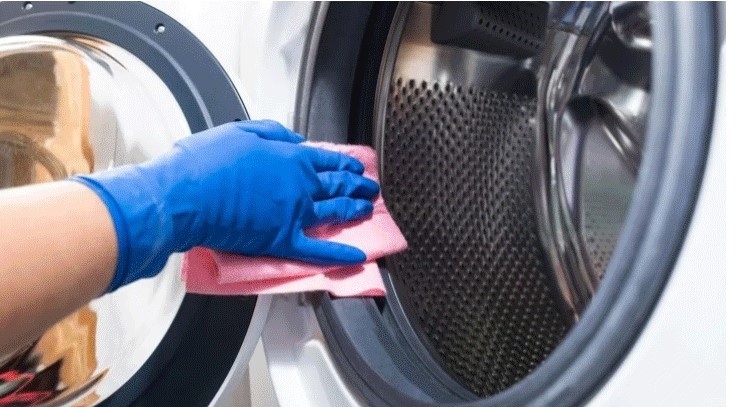 Nên vệ sinh máy giặt mỗi tháng một lần để phòng ngừa nấm mốc, loại bỏ mùi hôi và kéo dài tuổi thọ cho máy. (Ảnh: CNN)