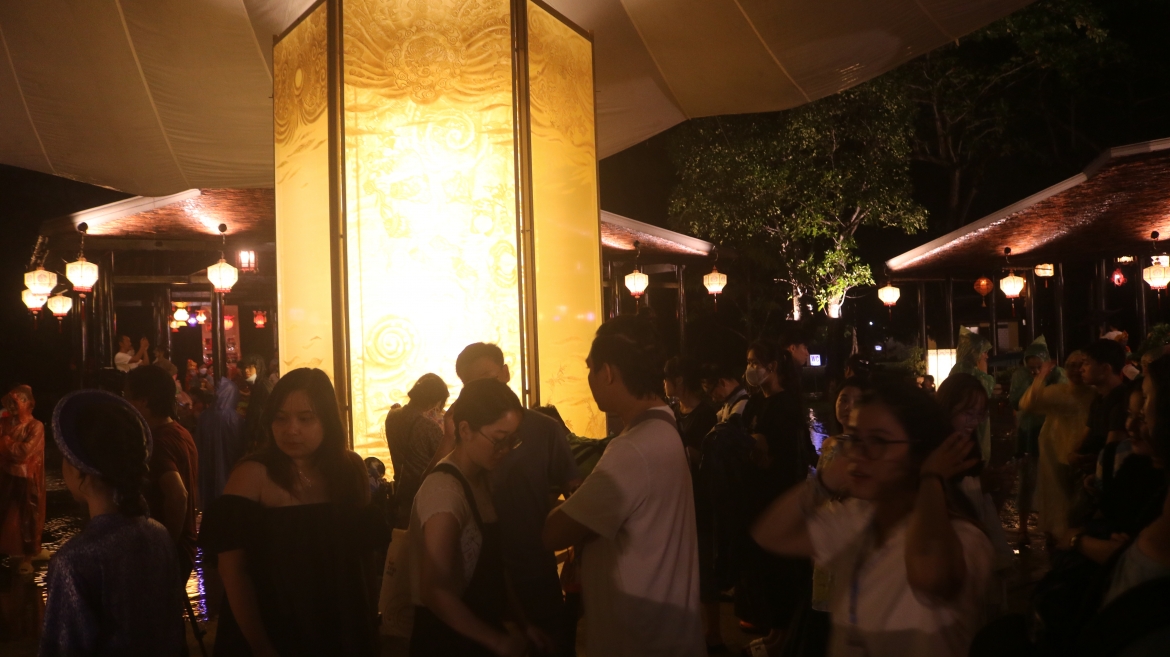 Người dân và du khách tham gia trải nghiệm Hội Đèn lồng Huế 2023
