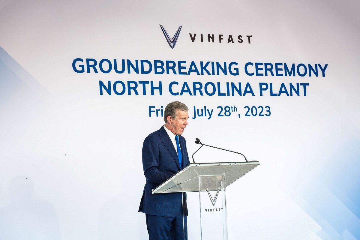 Ông Roy Cooper, Thống đốc bang Bắc Carolina phát biểu tại lễ khởi công nhà máy của VinFast