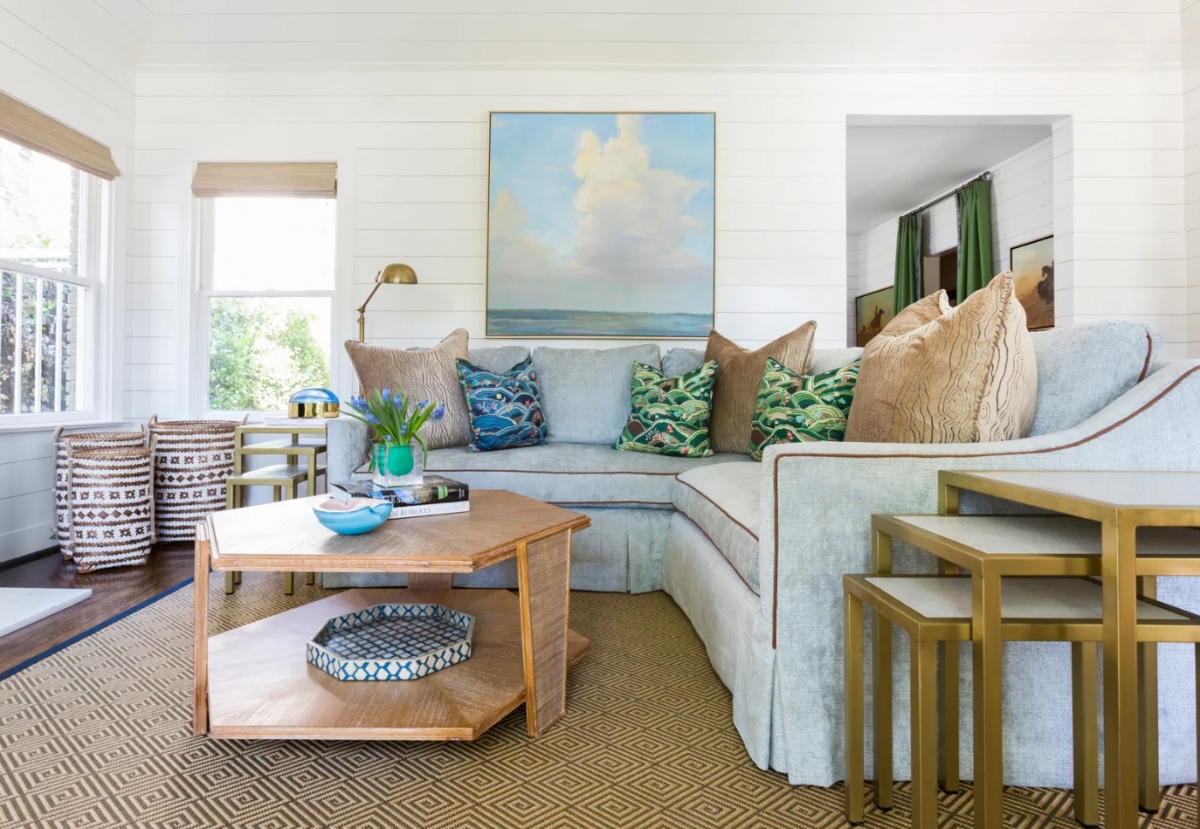 Sử dụng ghế sofa: Sofa phòng khách là loại sofa phổ biến nhất, có thiết kế sang trọng và đa dạng về kiểu dáng và chất liệu. Ghế sofa đã trở thành một "chìa khóa" quan trọng để mở ra một không gian sống ấm cúng, khi bạn có thể quây quần bên gia đình để thưởng thức một bộ phim sau một ngày làm việc mệt mỏi.