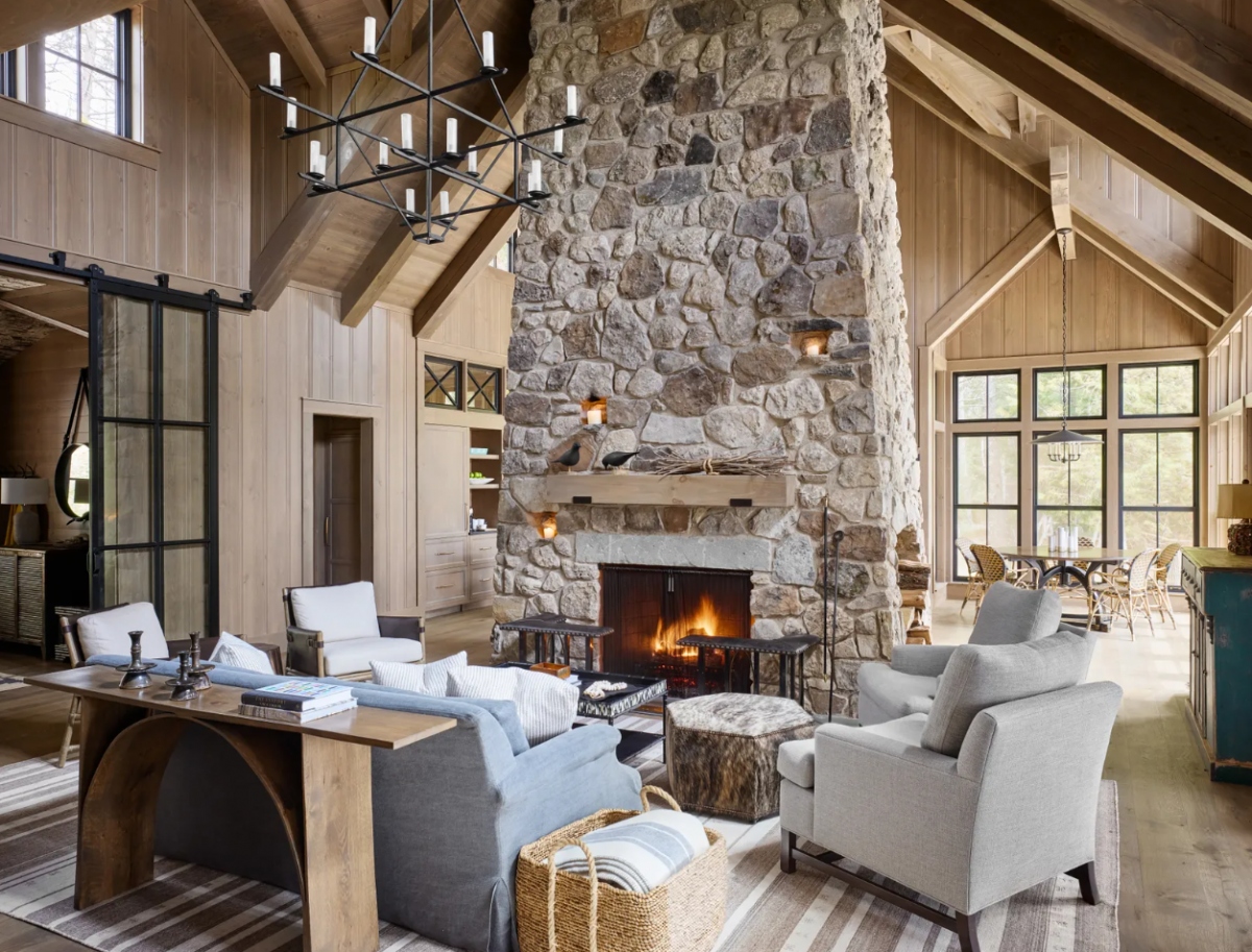 Sử dụng thảm trải trong phòng khách: Để có được không gian phòng khách ấm áp và thoải mái, thảm trải phòng là một lựa chọn tuyệt vời. Bạn nên sử dụng những màu sắc ấm áp. Một tấm thảm trải sàn với tông màu đỏ sẽ nhanh chóng mang lại sự ấm áp và sang trọng cho phòng khách của bạn. Bạn có thể kết hợp nó với các tông màu trung tính của những món đồ nội thất như đèn treo, cây cối và các mảnh gỗ.