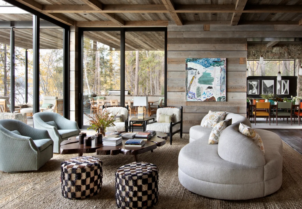 Áp dụng nguyên tắc đối xứng: Khi nói đến việc lựa chọn đồ nội thất trong phòng, bạn nên mua chúng theo cặp. Cặp ghế và đệm mang lại cảm giác đối xứng và trọn vẹn. Các cặp đôi làm cho những món đồ đơn lẻ, chẳng hạn như chiếc ghế sofa này, trở nên nổi bật.