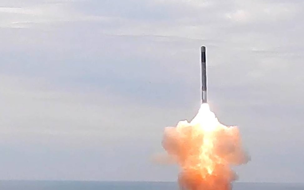 Tên lửa Nga phóng từ biển. Ảnh: Bộ Quốc phòng Nga.