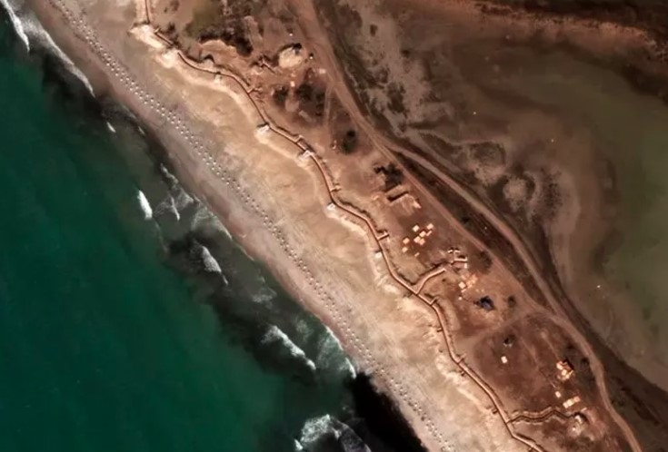 Hình ảnh vệ tinh cho thấy tuyến phòng thủ răng rồng và chiến hào của Nga ở phía Tây Yevpatoria thuộc Crimea. Ảnh: Maxar Technologies
