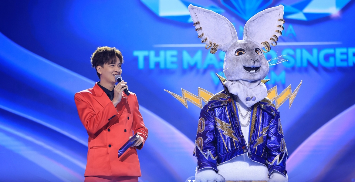 Ca sĩ Hoàng Dũng xuất hiện lộ diện là nhân vật ẩn sau mascot Thỏ Xỏ Khuyên