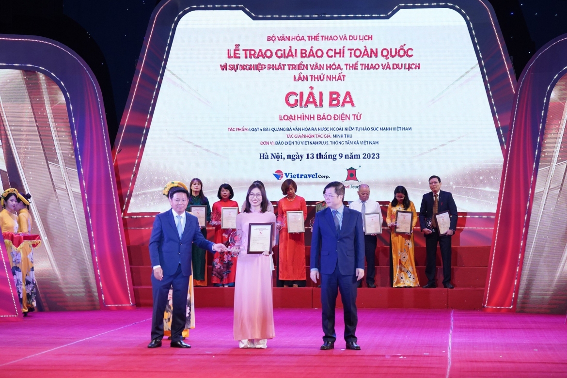 Loạt 5 bài: Kiến tạo Văn hóa tương lai - Nhìn từ Đề cương văn hóa Việt Nam của tác giả Nguyễn Hà Phương, Trần Hoàng Hoàng, Báo điện tử VOV nhận Giải Ba.