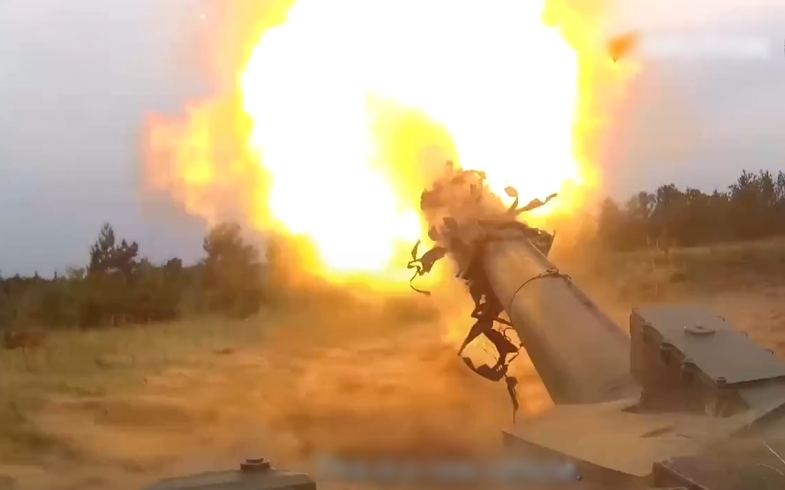 Xe tăng T-90 của Nga nã pháo. Ảnh: Bộ Quốc phòng Nga.