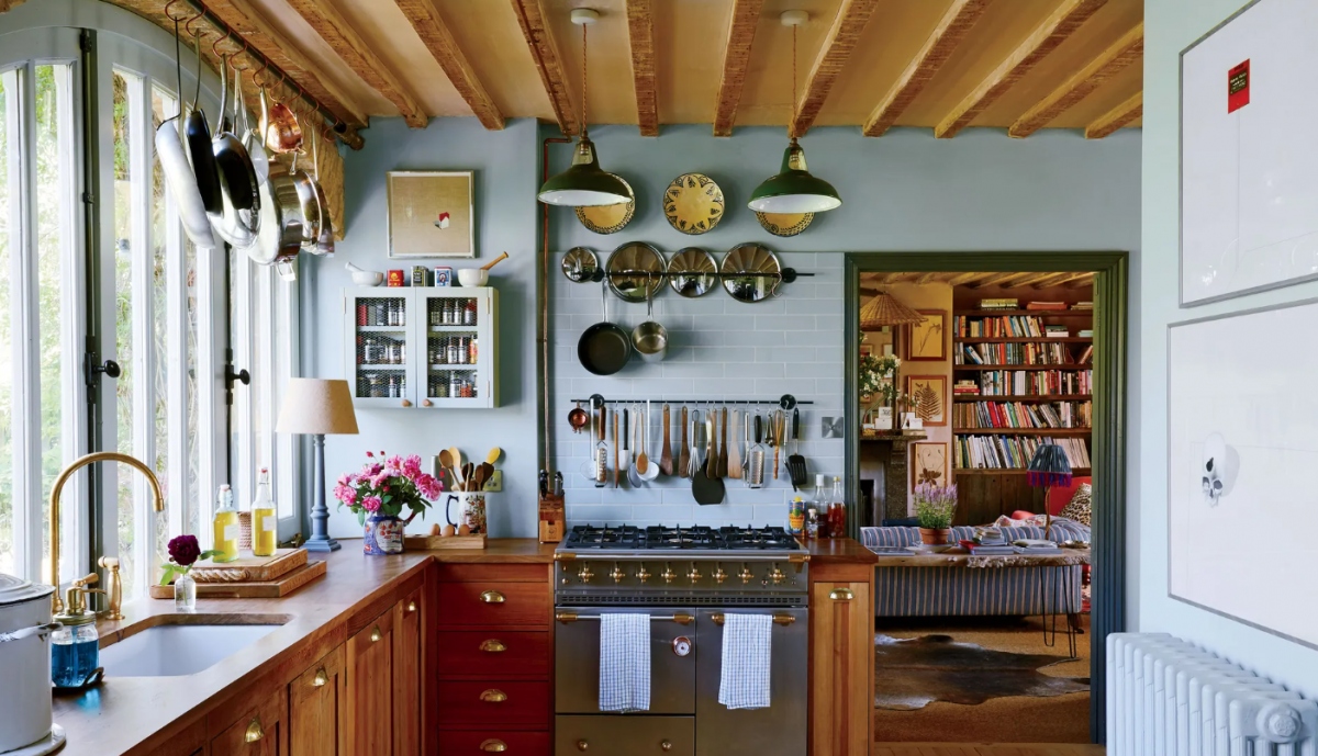 Không gian bếp mang màu sắc ấm cúng với đầy đủ vật dụng nấu bếp. Cửa sổ rộng hướng vườn là thiết kế hoàn hảo để mở rộng không gian bếp.