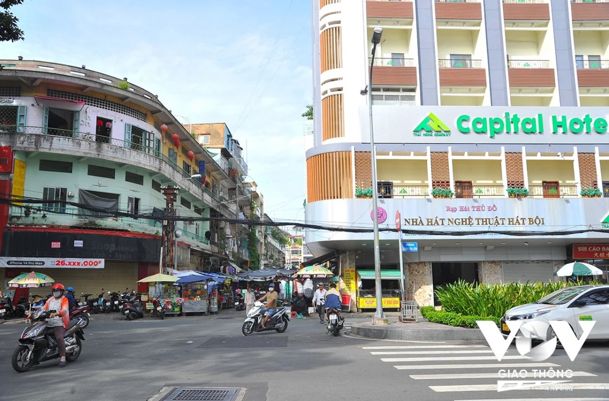 Tọa lạc tại vùng đất mang đậm dấu ấn lịch sử Chợ Lớn, ngôi chợ nằm trên đường Phùng Hưng (từ giao lộ Nguyễn Trãi tới giao lộ Hồng Bàng) và rẽ nhánh vào đường Lão Tử (tới góc rạp hát Thủ Đô).