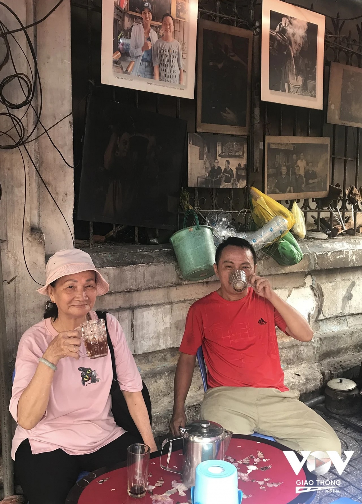 Anh Chung Hùng cho biết thêm, cha anh (ông Ba Lù) tên thật là Lâm Thiệu Điện từ đảo Hải Nam, Trung Quốc, di cư sang khu người Hoa ở Chợ Lớn năm 12 tuổi và khởi nghiệp tiệm cà phê này. Sau khi ông mất thì anh và chị gái quản lý tiệm cà phê. Tính ra quán cũng đã gần 80 năm tuổi.