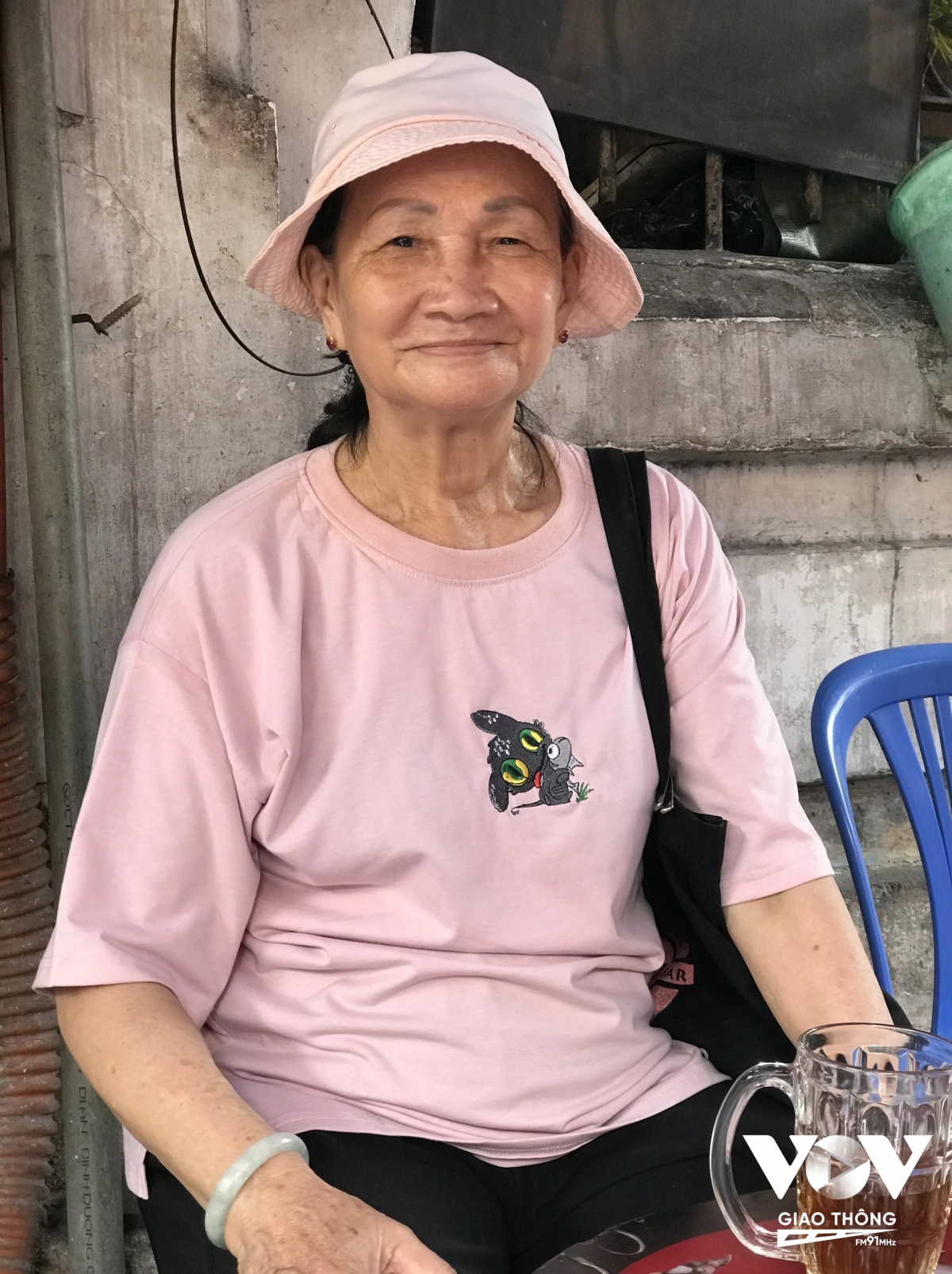 Cô Kim Yến nay đã ngoài 70 tuổi, trước kia từng phụ quán Ba Lù, chia sẻ: “ngày xưa chợ Thủ đô còn có tên là chợ nhà giàu vì một phần giới chủ người Hoa buôn bán lớn hay đến đây kêu ly cà phê rồi đợi người làm bốc xếp hàng vô chợ. Mãi về sau mới có khách lao động, xe kéo...”