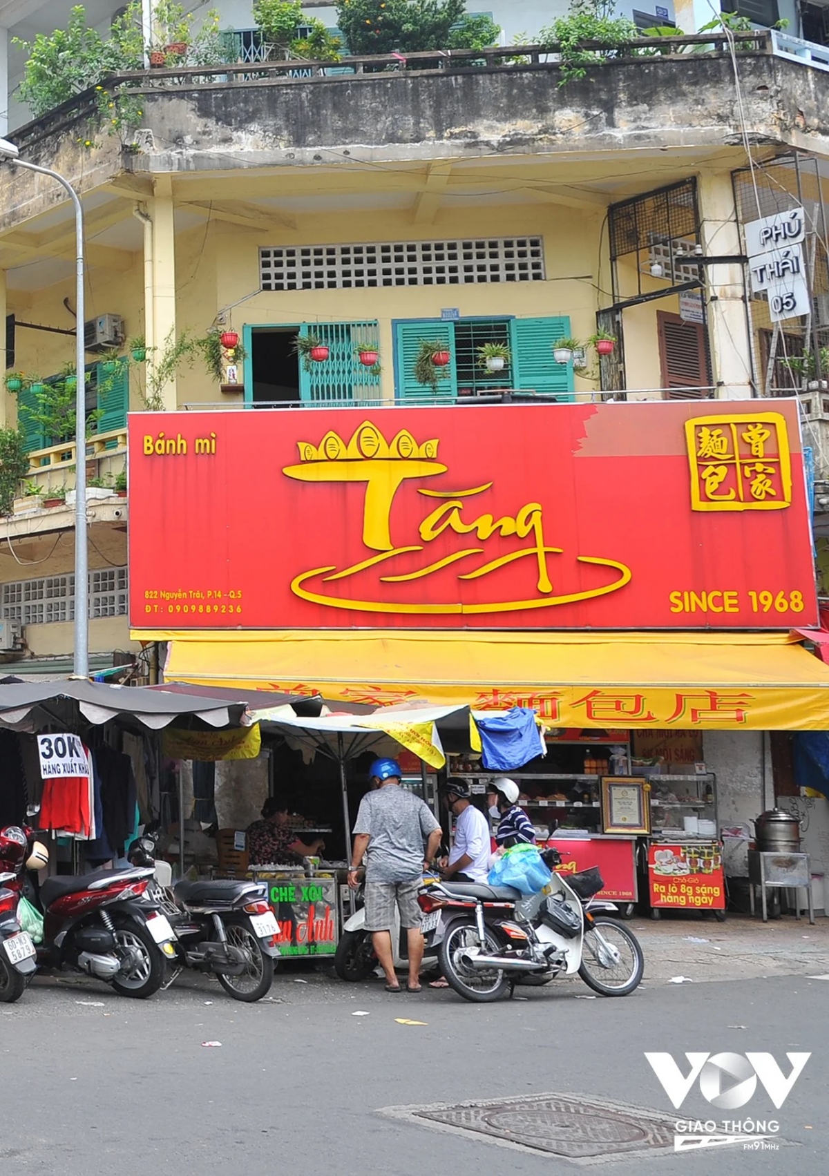 Chợ Thủ đô đã tồn tại gần 100 năm nên mỗi gia đình tiểu thương nơi đây đều là nghề gia truyền. Tại Gala lễ hội bánh mì Việt Nam năm 2023, Bánh mì Tăng được VietKings-Tổ chức xác lập kỉ lục Việt Nam vinh danh Top 10 thương hiệu bánh mì nổi tiếng và lâu đời, hoạt động trên 50 năm tại TP.HCM.