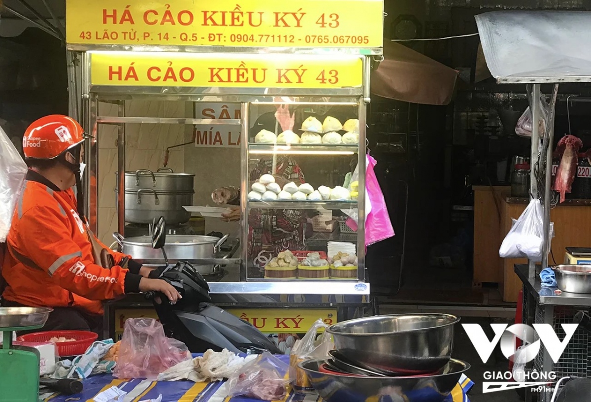 Hay xe há cảo Kiều Ký ẩn mình trong lòng chợ Thủ đô với nghề gia truyền gần 30 năm - đã có trên app giao hàng công nghệ.