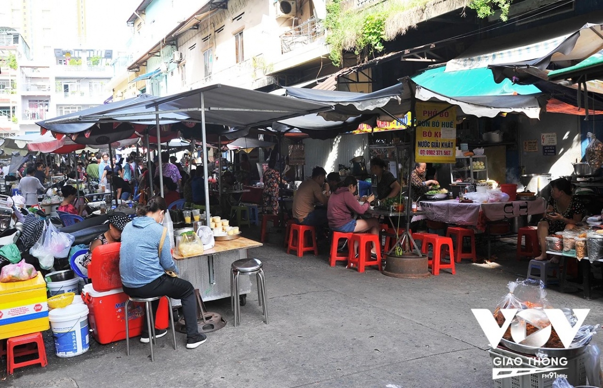 Các món ăn Việt được bày bán đa dạng và xen kẽ như bún bò, phở, gỏi cuốn, bánh bèo, sân sa hột lựu…