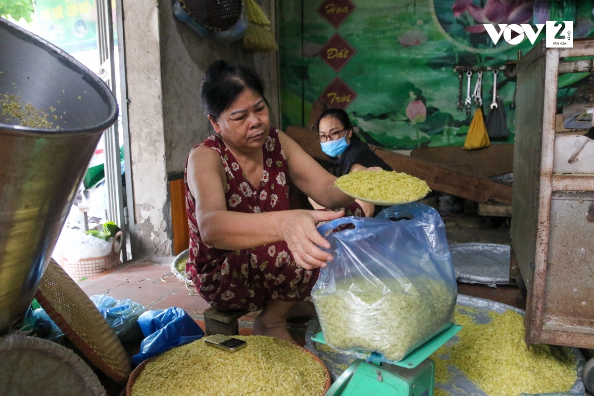 Cùng với cốm làng Vòng, cốm Mễ Trì đã trở thành một thức quà đặc sản của Hà Nội khi vào thu.