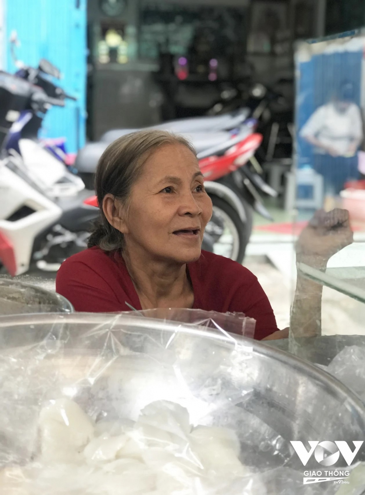 Cô Dân là tiểu thương bán gỏi cuốn và bánh bèo tại chợ cho biết: cô ở quận 8 nhưng đã bán gần 50 năm ở đây nên cô nghe và nói được cả tiếng Hoa. Chợ bây giờ vắng hơn trước và cuối tuần mới đông khách, cũng có khá nhiều khách du lịch nước ngoài đến chợ để tìm hiểu văn hóa cộng đồng người Hoa ở Sài Gòn.