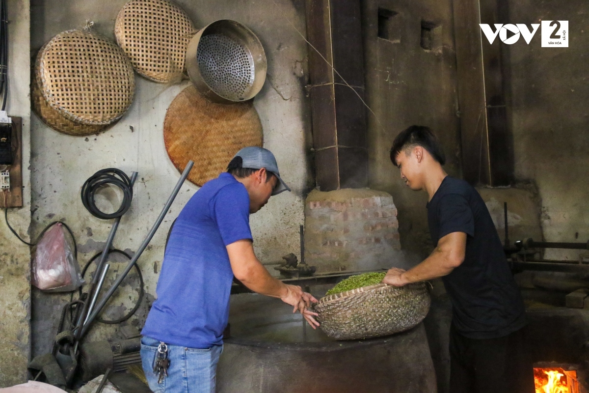 Trong sự phong phú của ẩm thực Việt, cốm Hà Nội vẫn là thức quà của thiên nhiên và tinh hoa ấy được những bàn tay khéo léo lưu lại, dành tặng một hương sắc riêng biệt cho mùa thu Hà Nội.