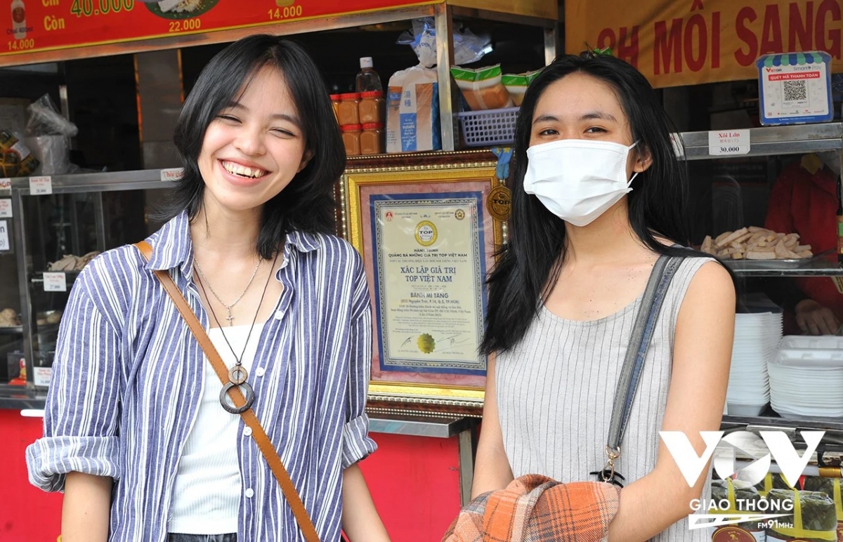 Bạn Trần Tuyết Nhung (bên trái) ở quận 3 đi cùng bạn là Nhật Khánh (bên phải) ghé thăm chợ Phùng Hưng chia sẻ: “Em thấy chợ Phùng Hưng khá đặc biệt, có nét xưa xưa, hoài cổ. Ở đây cũng không có hiện tượng chèo kéo nên em thoải mái đi dạo quanh chợ, không bị làm phiền”.