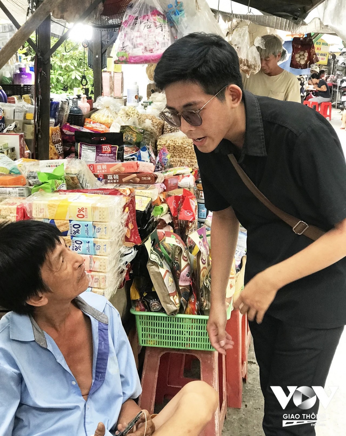 Bạn Vũ Thế Khang, SV năm cuối khoa Kiến Trúc Cảnh quan, trường ĐH Kiến Trúc TP. HCM đến chợ tham quan, trò chuyện với tiểu thương ở chợ để tìm hiểu đề tài ở góc nhìn ngành học.
Khi được hỏi về góc nhìn kiến trúc – đô thị, bạn Thế Khang cho biết: “Em đang tìm hiểu chợ Phùng Hưng và tạm gọi đây là ‘không gian không chính quy’, nghĩa là dùng đường để làm chợ. Và theo em, đây là một bản sắc riêng của khu vực - nét sinh hoạt chợ trời ngày xưa của cộng đồng người Hoa. Chợ cũng nằm trên trục các con đường có nhiều di tích, chùa…
Mình cần giữ gìn, bảo tồn và có thể phát triển du lịch như Chinatown vậy nhưng có một số cái chưa đồng bộ như vệ sinh an toàn thực phẩm hay các gian hàng cần được tổ chức lại để nhiều du khách tới đây.”