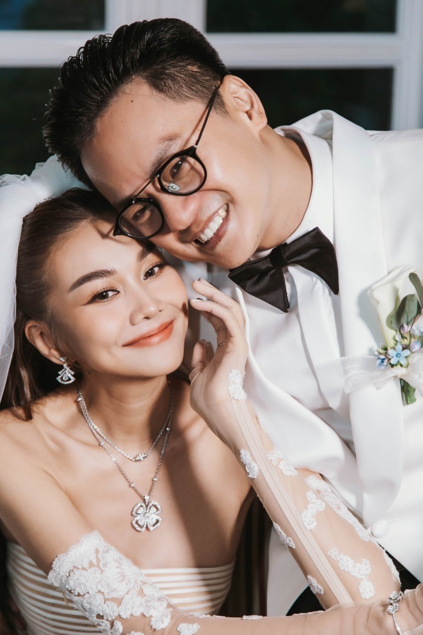 Lần đầu chia sẻ về ông xã nhạc trưởng, Thanh Hằng tâm sự: "Chồng tôi là người đàn ông kiên nhẫn, bình tĩnh nhất mà tôi từng gặp gỡ, tiếp xúc. Khi ở cạnh anh, tôi ảnh hưởng theo hướng tích cực. Chồng thường xuyên theo dõi các chương trình tôi tham gia nhưng anh luôn ủng hộ, tôn trọng và hiếm khi góp ý". Ông xã Thanh Hằng muốn tập trung phát triển chuyên môn, nghiên cứu lĩnh vực âm nhạc hàn lâm. Anh dường như không quan tâm những câu chuyện trên mạng xã hội. Nữ siêu mẫu mong muốn tìm người bạn đời phù hợp có thể cùng ăn cơm, chia sẻ mọi thứ, giúp nghề nghiệp phát triển. "Anh Minh hoàn toàn xứng đáng khi ở cạnh tôi. Tôi hãnh diện vì nắm tay một người bạn đời như vậy", người đẹp tự hào về ông xã.  