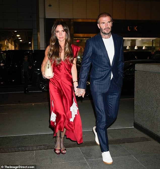Trong khi đó, cựu cầu thủ bóng đá David Beckham trông bảnh bao với bộ vest sọc xanh hải quân kết hợp với áo phông trắng. Cặp đôi không ngại nắm tay tình cảm xuất hiện ở chốn đông người, thu hút sự chú ý của người hâm mộ. 