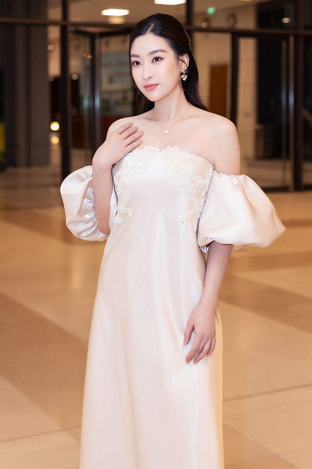 Sau 3 tháng sinh con gái đầu lòng, Đỗ Mỹ Linh lần đầu xuất hiện trên thảm đỏ. Nàng hậu hút mọi ánh nhìn với vẻ đẹp mượt mà và ngọt ngào. Người đẹp cho biết đây là dịp để cô gặp gỡ khán giả, hội ngộ truyền thông sau thời gian khá im ắng từ khi lấy chồng, sinh nở. Tại sự kiện, Hoa hậu Việt Nam 2016 diện bộ đầm dáng suông với kiểu dáng trễ vai, tôn phần xương quai xanh thanh mảnh, che khéo bắp tay và vòng hai. 