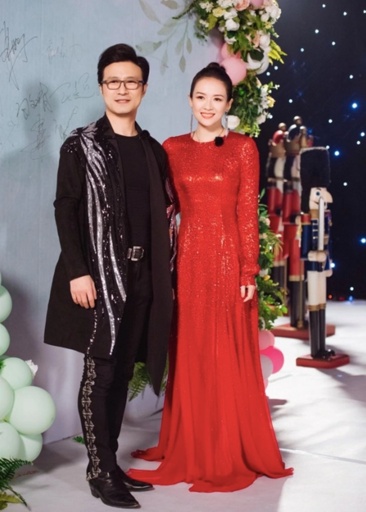 Chương Tử Di và Uông Phong vừa đăng thông báo xác nhận ly hôn. Nữ diễn viên viết: "Sau 8 năm chung sống, chúng tôi quyết định chấm dứt cuộc hôn nhân này sau khi đã cân nhắc và bàn bạc kỹ lưỡng. Chúng tôi sẽ cùng nuôi dạy các con và trưởng thành cùng các bé. Chúng tôi vẫn sẽ là những bậc cha mẹ tin cậy của các con". 