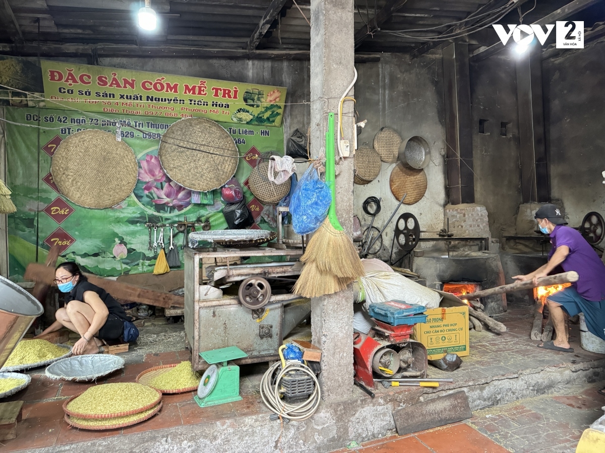 Người làng Mễ Trì nổi tiếng với nghề làm cốm từ bao đời nay. 2 thôn (thôn Thượng và thôn Hạ) đều có nhiều hộ gia đình theo nghề làm cốm. Nghề cốm Mễ Trì đã được đưa vào Danh mục 17 Di sản văn hóa phi vật thể quốc gia.