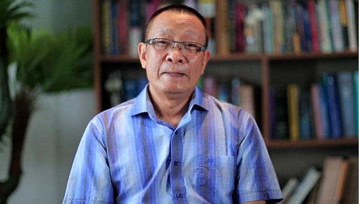 MC Lại Văn Sâm tiết lộ trong chương trình Có hẹn với thanh xuân: "Tôi đi Nga dự định đến năm 1981 tôi tốt nghiệp sẽ về thăm nhà. Năm 1980 có một anh ở thị xã Phú Thọ từ Nga về Việt Nam, tôi có gửi cho nhà tôi một hộp thuốc. Khi anh ấy sang Nga, anh ấy bảo tôi rằng ba tôi đã mất, thuốc không kịp về, muộn rồi. Một năm nữa tôi về mà ba tôi không đợi được. Lúc đó tôi cứ bảo sao mình không gửi thuốc về sớm. Cũng còn may là trước khi ba tôi mất, ba tôi còn kịp nhìn ảnh thằng cháu nội. Có lẽ đó là điều hối tiếc không chỉ ở thanh xuân, mà cho tới bây giờ". Chia sẻ của MC Lại Văn Sâm đã chạm tới cảm xúc của khán giả theo dõi chương trình.