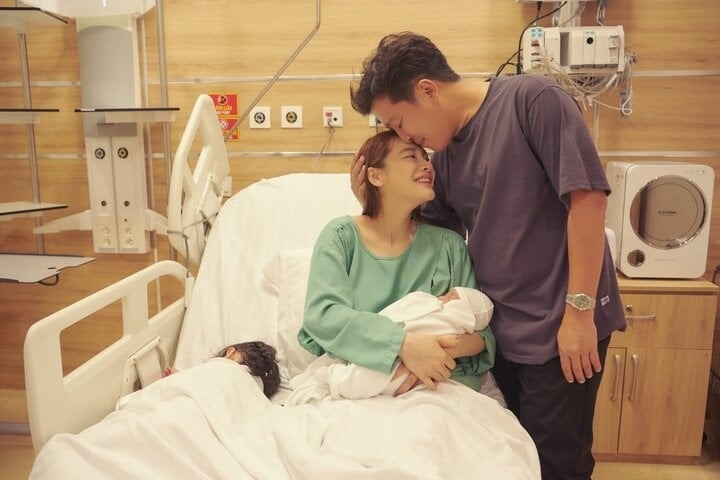 Nhã Phương vừa xác nhận cô vừa hạ sinh quý tử cho ông xã Trường Giang. "Hành trình này không mấy gian nan, vì Bi có gia đình, có chồng và mọi người yêu thương từ lúc mang thai đến tận lúc sinh em ra đời. Em đến với thế giới vào ngày 5/10/2023. Cảm ơn con đã đến với thế giới của ba mẹ và chị Destiny", nữ diễn viên viết.