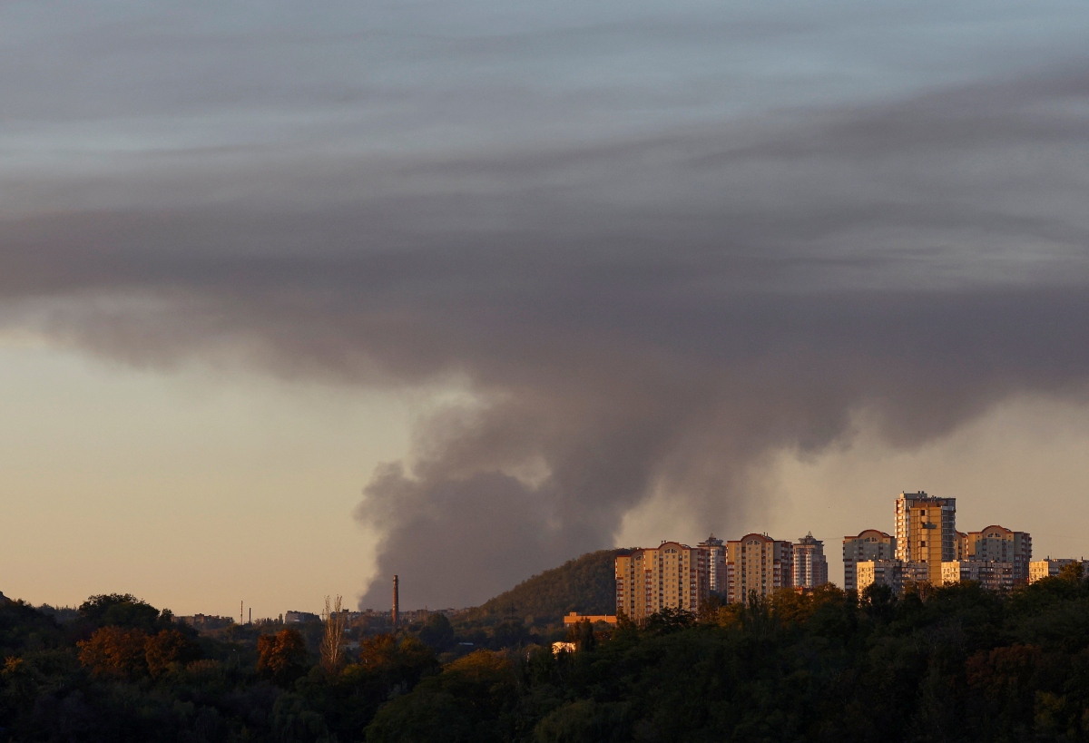 Khói bốc lên từ Avdiivka. Ảnh: Reuters