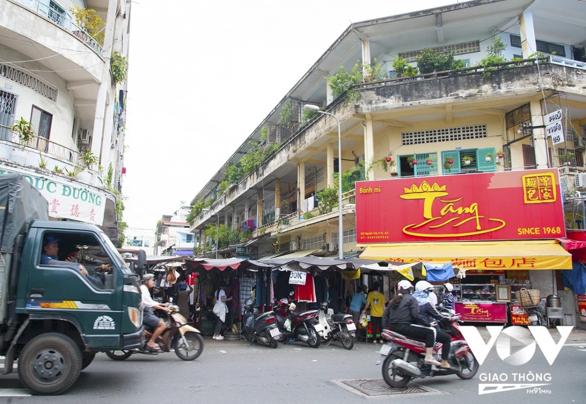 Tạm biệt chợ Thủ đô với dư vị lâng lâng của cà phê Bà Lù cùng “kho tàng” những câu chuyện kể của các tiểu thương và người dân, tôi không khỏi luyến tiếc không gian trầm mặc, nhẹ nhàng, bình yên và sự dễ gần, mến khách của khu chợ trăm năm.