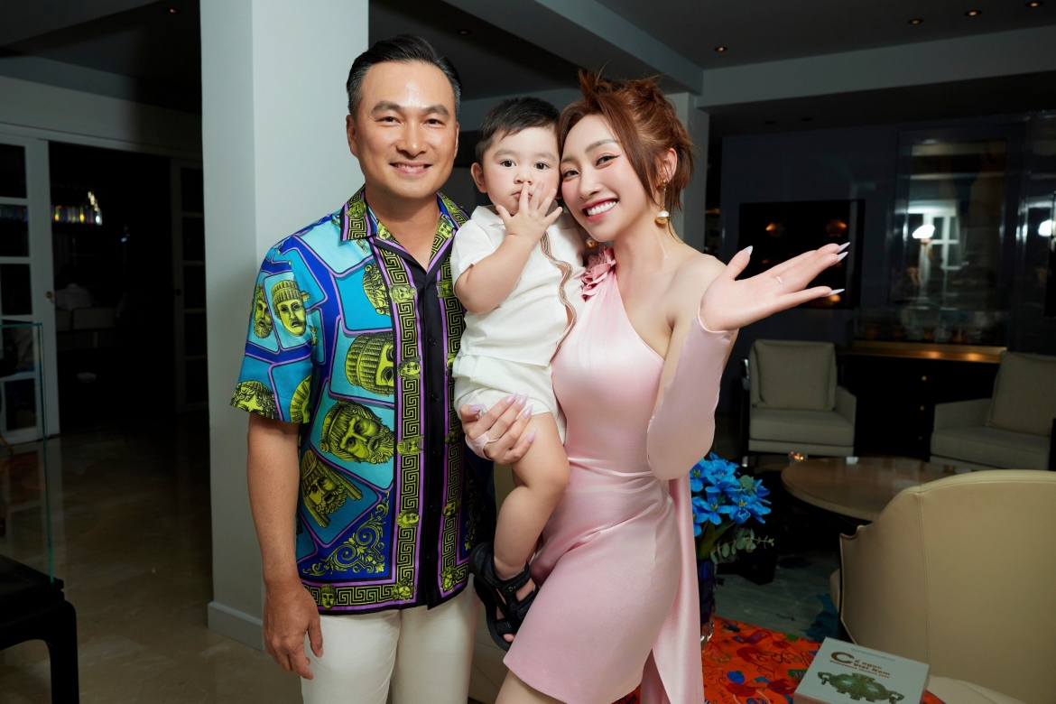 Vợ chồng Chi Bảo - Lý Thùy Chang và con trai.