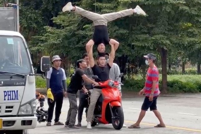 Cảnh "lái xe chồng đầu" trong video.