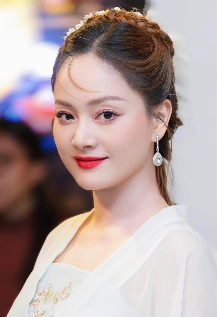 Trên trang cá nhân, Lan Phương đăng bài viết khá dài về trải nghiệm không mấy dễ chịu của cô khi mang thai lần thứ hai ở tuổi 40. Nữ diễn viên cho biết, cô mang thai những tuần đầu trong thời gian quay phim. Do ốm nghén, cô phải rất cố gắng để hoàn thành những cảnh quay cuối trong tình trạng sức khỏe không ổn định.