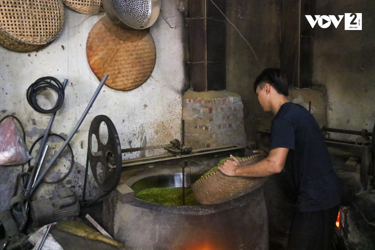 Đang là giai đoạn cao điểm sản xuất trong vụ mùa cốm lớn nhất của năm. Các hộ gia đình tất bật từ sáng sớm đến tận đêm khuya để kịp làm những mẻ cốm thơm dẻo phục vụ khách hàng.